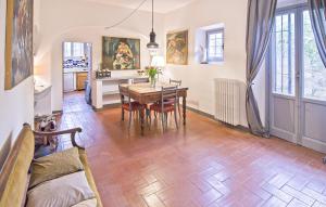 Un comedor y una sala de estar con mesa y sillas. en Gorgeous Home In Firenze, en Il Portico