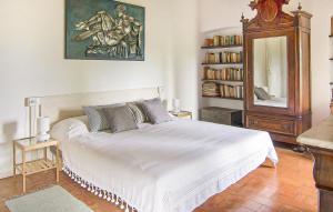Un dormitorio con una gran cama blanca y un espejo. en Gorgeous Home In Firenze, en Il Portico