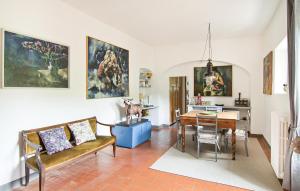 Una sala de estar con una mesa y un comedor. en Gorgeous Home In Firenze, en Il Portico 10 fotos más