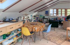 a living room with a table and chairs at 2 Bedroom Cozy Apartment In Hundested in Kikhavn