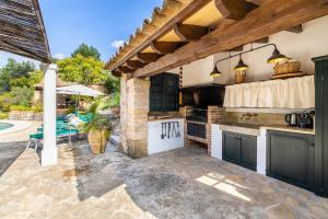 Kuchyň nebo kuchyňský kout v ubytování NEW! Can Picassa Tafona with Private Swimming Pool and close to Golf