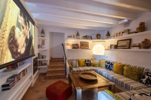 TV a/nebo společenská místnost v ubytování NEW! Can Picassa Tafona with Private Swimming Pool and close to Golf