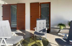 eine Terrasse mit 2 Stühlen und einem Glastisch in der Unterkunft Beautiful Apartment In Gdinj in Gdinj + 7 Fotos