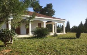 Ein weißes Haus mit einem Pavillon auf einem Feld in der Unterkunft Beautiful Apartment In Gdinj in Gdinj