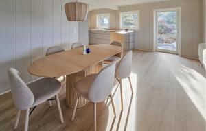 Un comedor con mesa y sillas de madera. en Amazing Home In Gressvik With Wifi, en Slevik