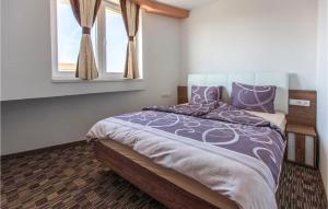 En eller flere senge i et værelse på Beautiful Apartment In Vodice