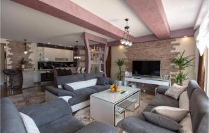 Et opholdsområde på Beautiful Apartment In Vodice