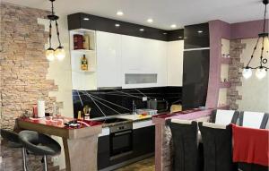 Køkken eller tekøkken på Beautiful Apartment In Vodice