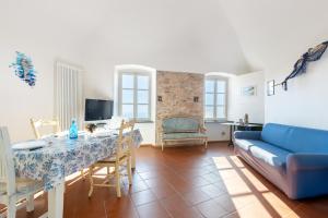 Una televisión o centro de entretenimiento en Hostdomus - Luce di Verezzi