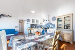 Una cocina o cocineta en Hostdomus - Luce di Verezzi