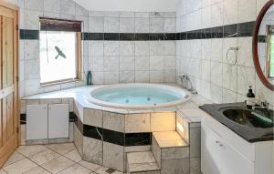 4 Bedroom Gorgeous Home In Tranekær في Stoense: حمام مع حوض استحمام كبير ومغسلة +10 صور