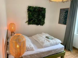 una camera da letto con un letto con un vaso sopra di Spa Wifi Canal Plus a Rouillé