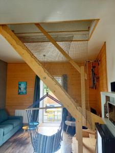 una scala in una camera con soggiorno di Spa Wifi Canal Plus a Rouillé