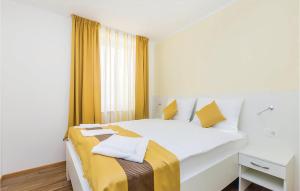 En eller flere senge i et værelse på Stunning Apartment In Punat