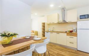 Køkken eller tekøkken på Stunning Apartment In Punat