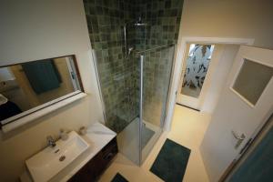 un bagno con doccia e lavandino di Appartment in Lier City Center a Lier