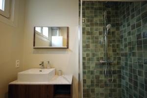 un bagno con lavandino e doccia con specchio di Appartment in Lier City Center a Lier Altre 10 foto