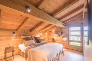 Ένα ή περισσότερα κρεβάτια σε δωμάτιο στο Chalet Combloux Luxury