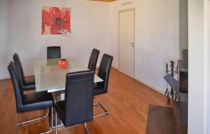 ein Esszimmer mit einem Tisch und schwarzen Stühlen in der Unterkunft 2 Bedroom Nice Home In Virserum in Virserum