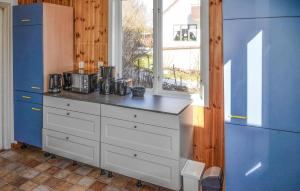 eine Küche mit einer Theke und einem Fenster in der Unterkunft 2 Bedroom Nice Home In Virserum in Virserum