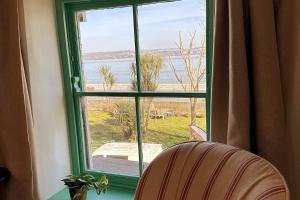 una finestra con vista sull'oceano di The Little Egret a Swansea