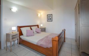 Ένα ή περισσότερα κρεβάτια σε δωμάτιο στο Cozy Apartment In Cuttoli With Wifi