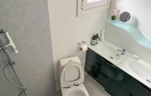 a bathroom with a toilet and a sink at 2 Bedroom Amazing Home In Samsø in Kolby Kås +2 photos