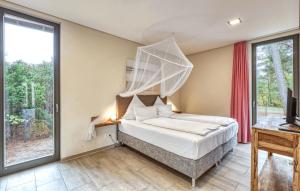 Ένα ή περισσότερα κρεβάτια σε δωμάτιο στο Stunning Home In Sassenburg Stüde