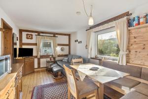 HeldenFeriewohnung Hirtenhaus的客厅里有一张桌子和一张沙发