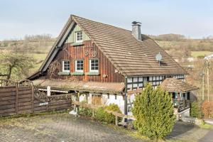 HeldenFeriewohnung Hirtenhaus的一座前面有栅栏的木屋