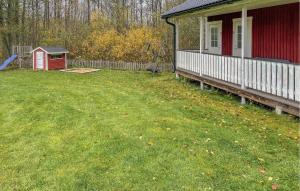 Un patio frente a una casa roja con un patio en 2 Bedroom Awesome Home In Jönåker, en Stavsjo 14 fotos más