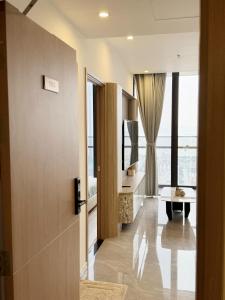 Cette chambre dispose d'un couloir avec une table et une fenêtre. dans l'établissement Luxury Apartment Super Cheap Price Ha Long, à Hạ Long