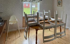 una mesa de comedor con sillas alrededor en 2 Bedroom Awesome Home In Jönåker, en Stavsjo