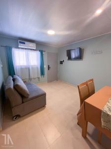 un soggiorno con un divano e un tavolo di Taruca Apart a Ciudad Evita