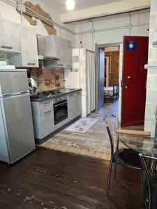 塞拉圣布鲁诺Il Vico holiday home的配有不锈钢器具和桌椅的厨房