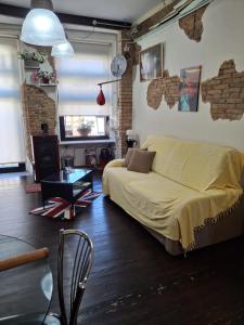 塞拉圣布鲁诺Il Vico holiday home的房间里有一张床和一张桌子的卧室 更多21张照片