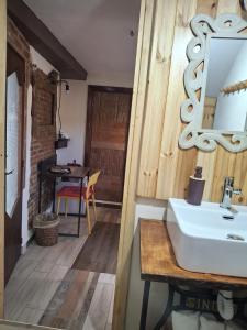 塞拉圣布鲁诺IL Vicoletto的一间带水槽和桌子的浴室 更多48张照片