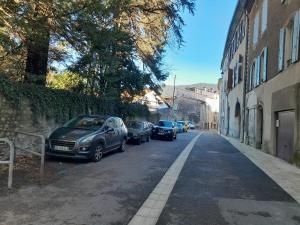 サン・ジャン・デュ・ガルにあるMaison cévenole - Centre ville - Arrivée flexibleの車道脇の道