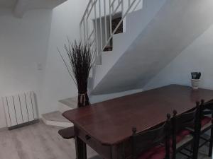 サン・ジャン・デュ・ガルにあるMaison cévenole - Centre ville - Arrivée flexibleのダイニングルーム(テーブル、階段付) +4枚の写真