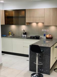 Η κουζίνα ή μικρή κουζίνα στο Penta Square DHA Sapphire Studio Apartment