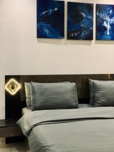 Ένα ή περισσότερα κρεβάτια σε δωμάτιο στο Penta Square DHA Sapphire Studio Apartment