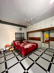 Un pat sau paturi într-o cameră la 3 BHK - Coconut Farm stay - Near Somnath