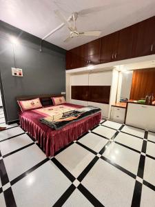 Un pat sau paturi într-o cameră la 3 BHK - Coconut Farm stay - Near Somnath