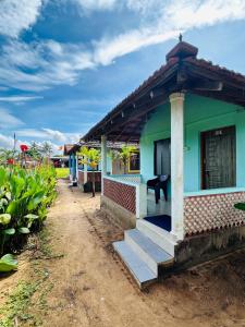 ein kleines Gewächshaus mit einer Treppe, die dorthin führt in der Unterkunft The Secret Sector in Gokarna