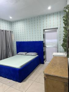 コナクリにあるHôtel Africa Pas Chersの青いベッド