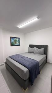 Ένα ή περισσότερα κρεβάτια σε δωμάτιο στο Apartment 5 minutes from the airport, stadium and Unicentro