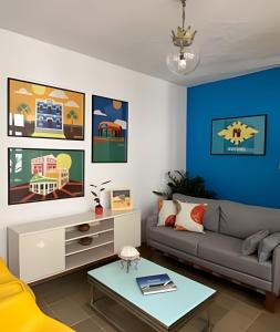 a living room with a couch and a table at Studios Casamarela in Mossoró