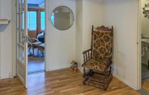 espejo en una pared en una habitación con silla en Cozy Home In Oppdal With House A Mountain View, en Fagerhaug