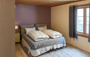Una cama con almohadas en una habitación. en Cozy Home In Oppdal With House A Mountain View, en Fagerhaug