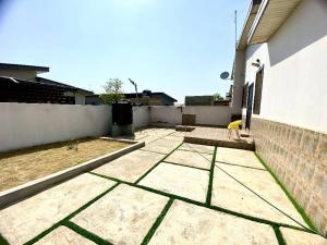 Το κτήριο όπου στεγάζεται  το δωμάτιο σε οικογενειακή κατοικία +2 φωτογραφίες